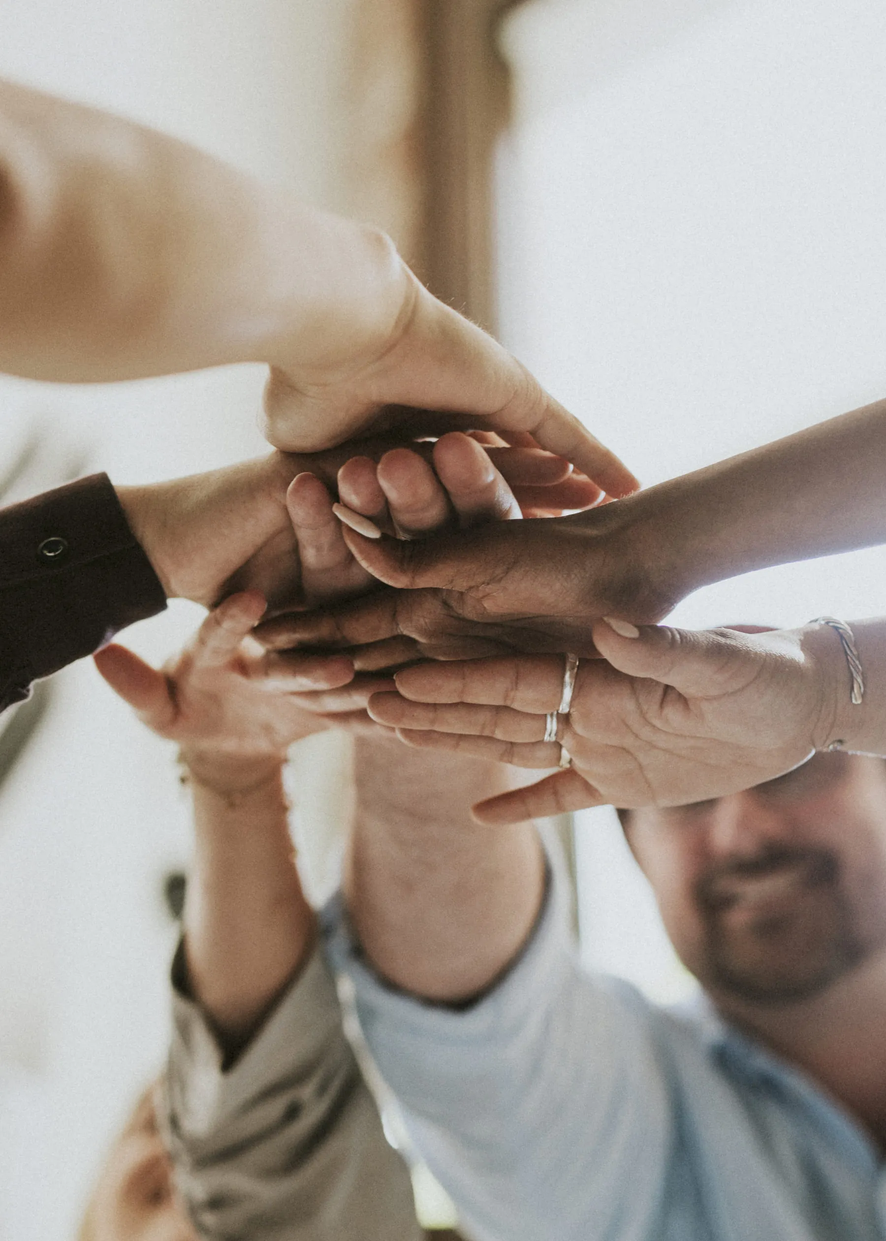 Equipe de collaborateur avec leur mains les unes sur les autres
